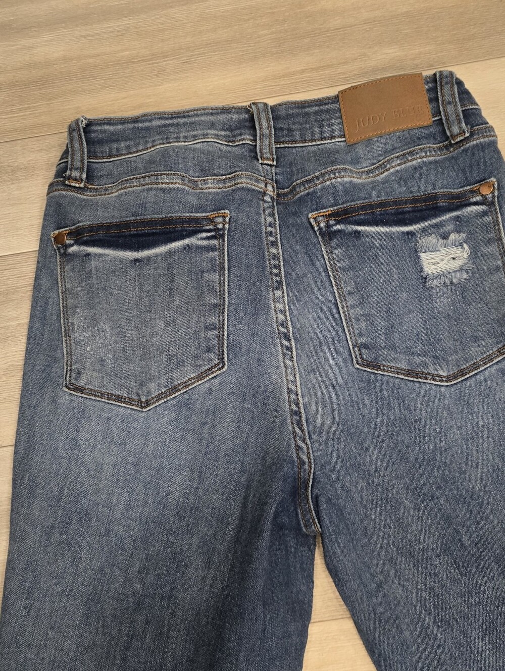Judy Blue Cropped Bootcut Jeans 5/27 Medium Wash Raw Hem Boutique Favorite Trend - Picture 5 of 10